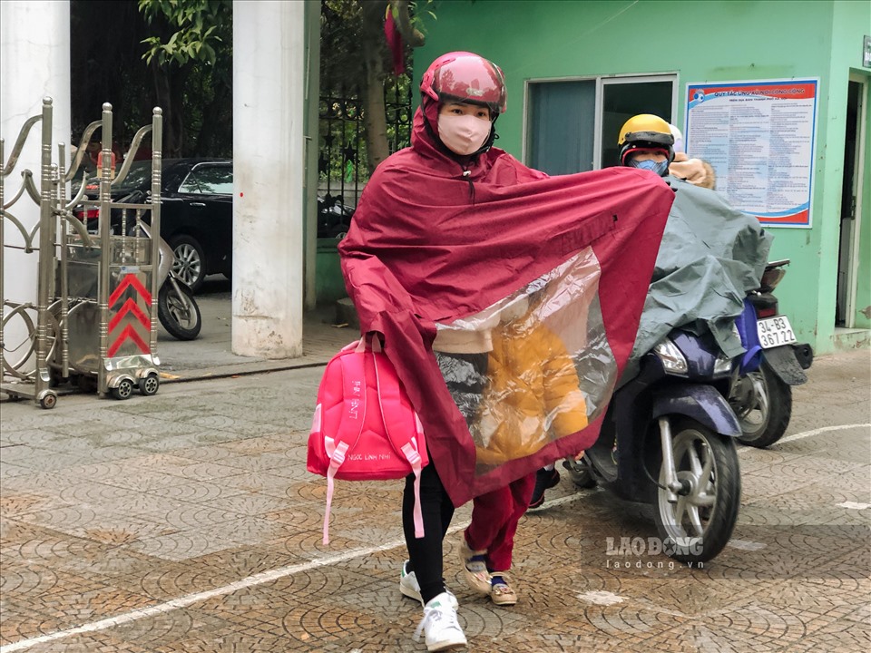 Thời tiết Hà Nội hôm nay không chỉ lạnh mà còn kết hợp với mưa phùn ngắt quãng khiến việc đưa con trẻ đi học trở nên chật vật hơn.