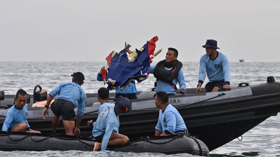 Ông Nurcahyo Utomo - Nhà điều tra của Ủy ban An toàn Giao thông Vận tải Quốc gia Indonesia vừa đưa ra nhận định, chiếc Boeing 737 của hãng hàng không Sriwijaya bị tai nạn vừa qua có thể bị nổ sau khi lao xuống biển ngoài khơi Vịnh Jakarta của nước này. Ảnh: Getty Images.