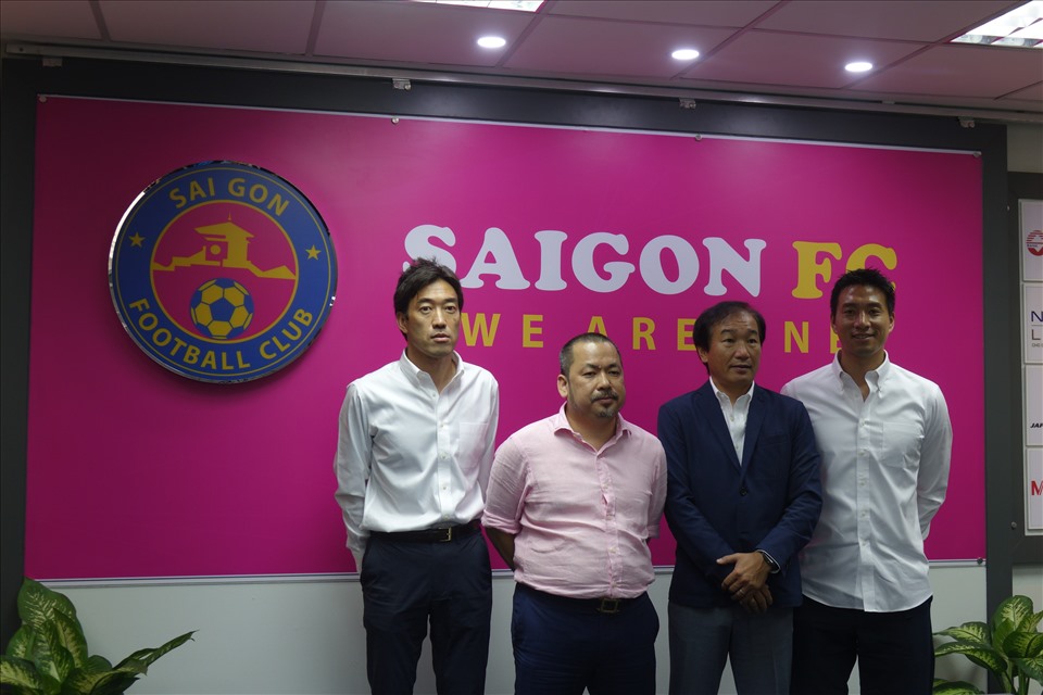 Cựu Giám đốc kỹ thuật Liên đoàn bóng đá Nhật Bản Shimoda Masahiro cùng những chuyên gia có tiếng khác về làm việc cho Sài Gòn dưới quyền điều hành của bầu Bình. Ảnh: Nguyễn Đăng.