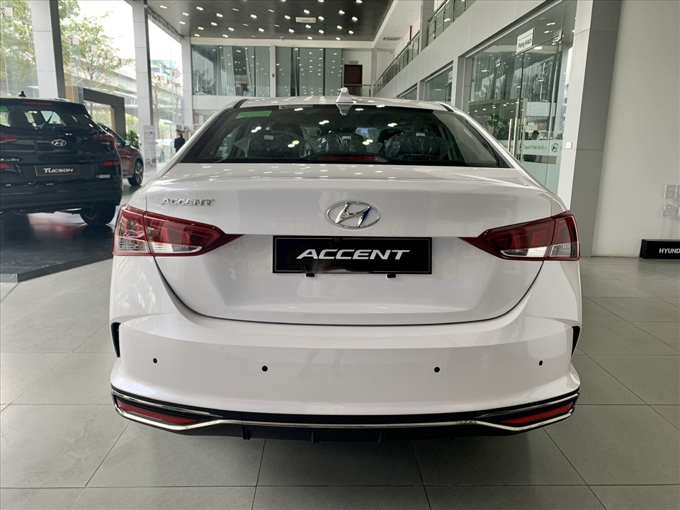 Đuôi xe Hyundai Accent 2021 sắc nét hơn rất nhiều so với bản tiền nhiệm, các chi tiết thể thao được hãng xe Hàn Quốc tích cực bổ sung. Có thể thấy bộ khuếch tán giả ở phía dưới cản xe rất bắt mắt, nâng cao tính thể thao cho phần đuôi xe.