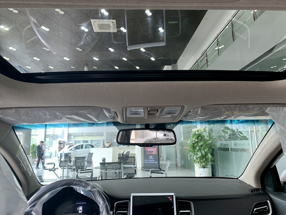 Bên cạnh đó, người dùng trên xe còn cảm nhận được không khí thoáng và không gian mở nhờ trần xe có cửa sổ trời – trang bị hiếm hoi trong phân khúc.