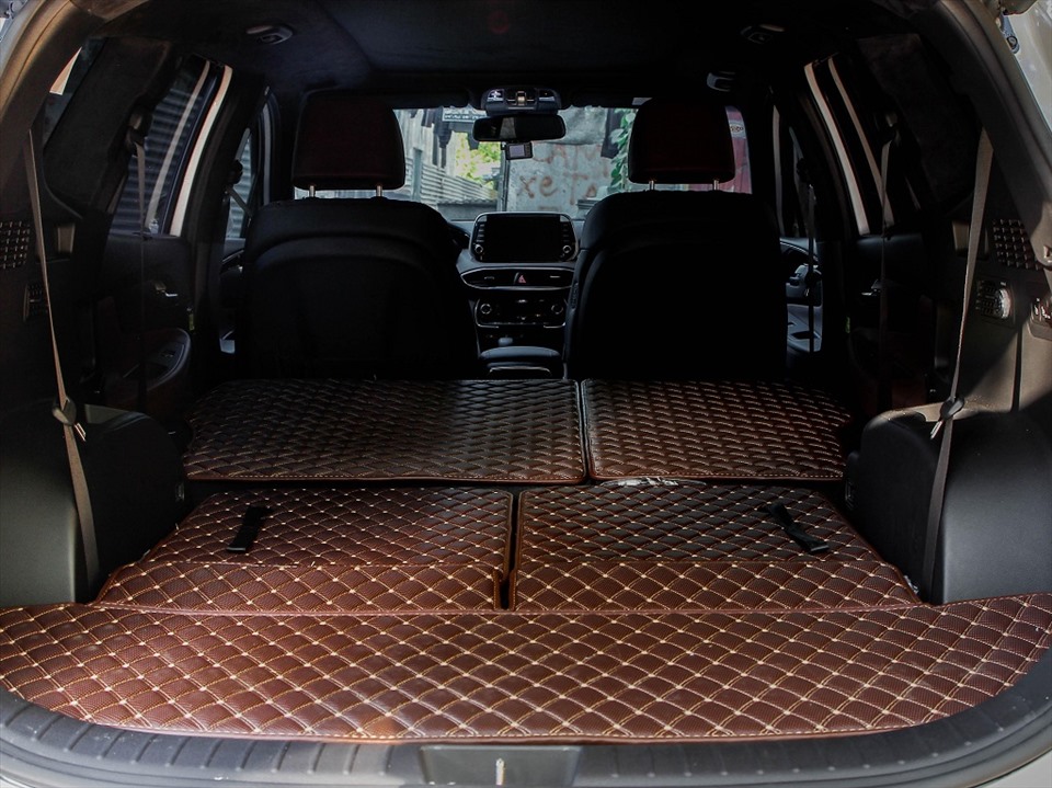 Bọc trải sàn là phụ kiện ôtô giúp sàn xe tránh được bụi bẩn, nước, thức ăn rơi xuống trong quá trình di chuyển. Ảnh minh họa