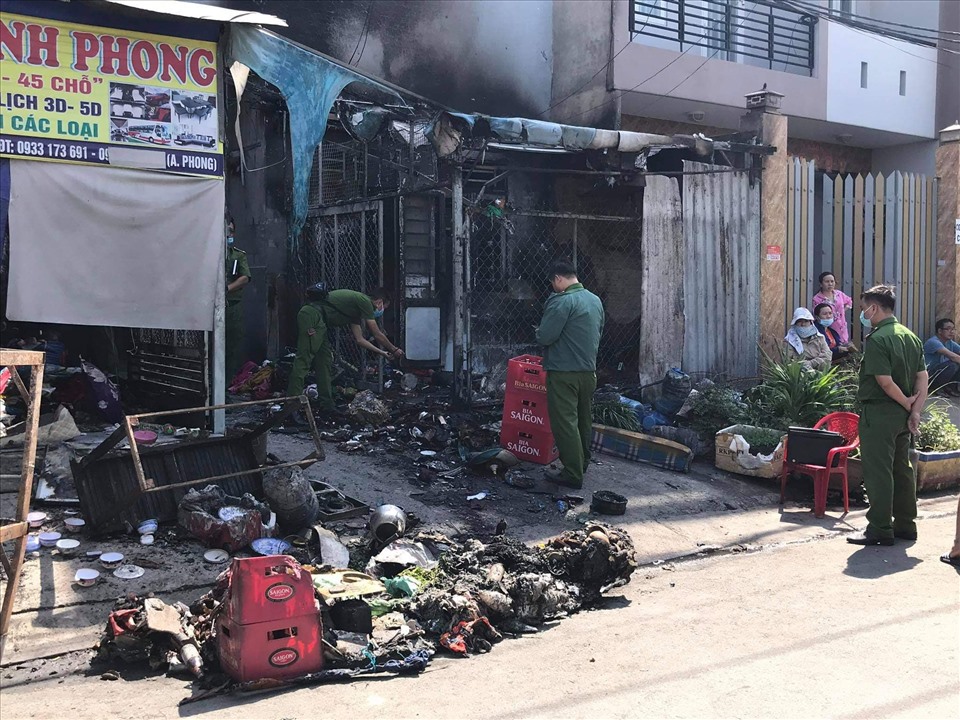 Chiều 11.1, Công an quận Bình Tân đang tiếp tục khám nghiệm hiện trường vụ cháy để điều tra nguyên nhân. Ảnh: Hoàng Thuận