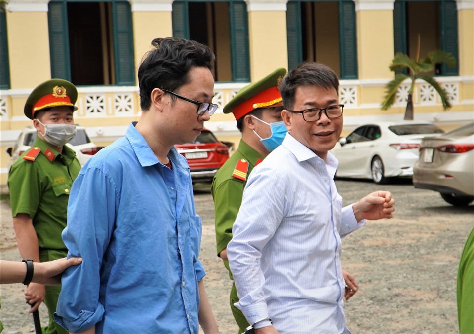 Bị cáo Lâm Hoàng Tùng và bị cáo Nguyễn Hải Nam tại phiên tòa sơ thẩm. Ảnh: Anh Tú