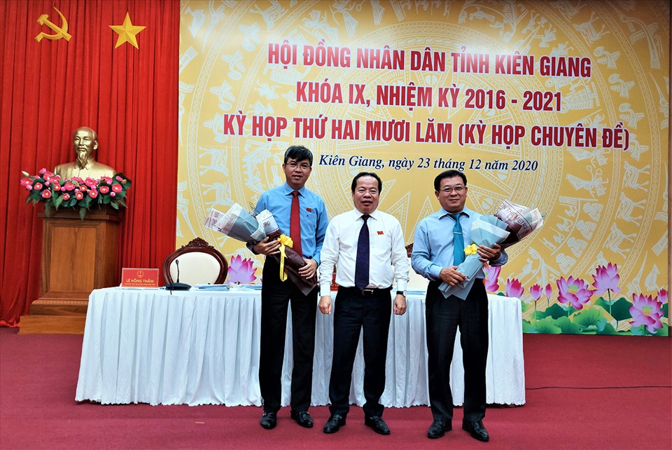 Ông Nguyễn Lưu Trung (bên trái) được bầu làm Phó Chủ tịch UBND tỉnh Kiên Giang. Ảnh CTTĐT Kiên Giang.