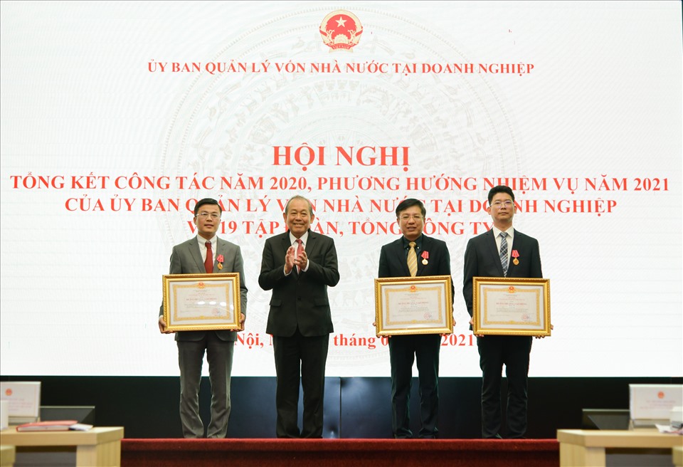 Phó Thủ tướng thường trực Trương Hoà Bình thay mặt lãnh đạo Đảng, Nhà nước trao Huân chương Lao Động hạng 3 cho các cá nhân có thành tích xuất sắc. Ảnh HP