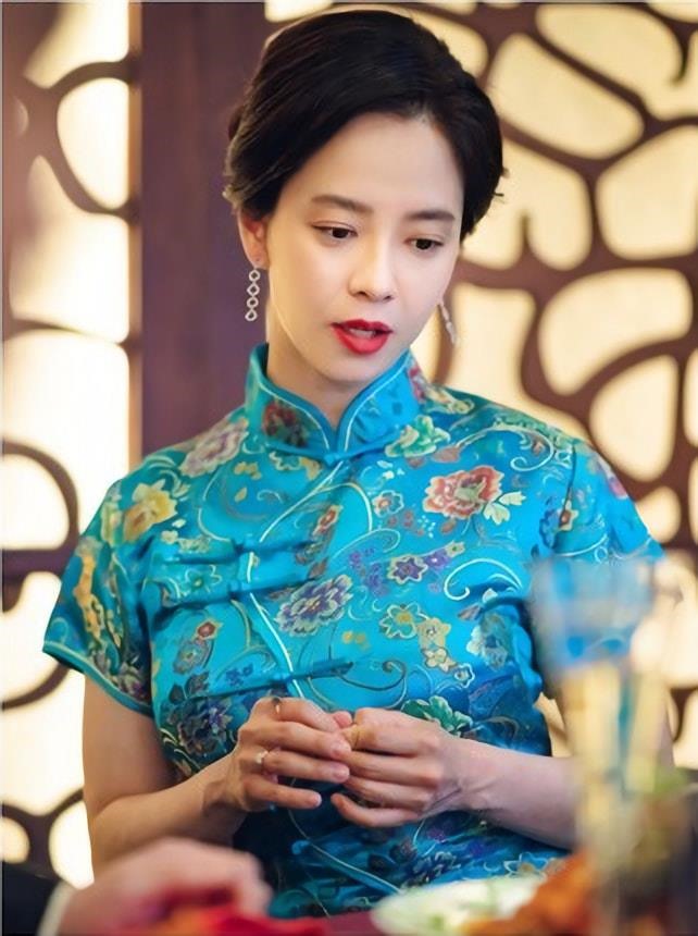 Song Ji Hyo sinh năm 1981 Cô được biết đến qua loạt phim ăn khách như: “Hoàng cung”, “Truyền thuyết Jumong”, “Tình dục là chuyện nhỏ 2”, “Song hoa điếm”… hay gần đây nhất là “Kẻ xâm nhập”, “Phải chăng ta đã yêu”. Ảnh: Instagram.
