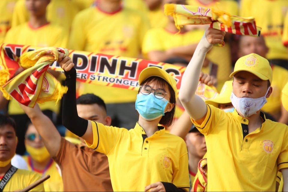 Khán giả Nam Định sẽ tạo ra bầu không khí sôi động cho trận mở màn V.League 2021. Ảnh: Hoài Thu