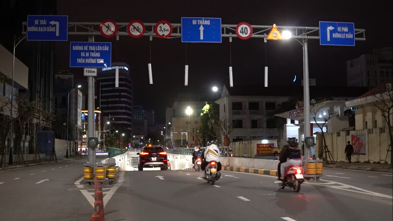 Dù có nhiều biển cấm nhưng hoạt động chụp hình của các bạn trẻ dường như được diễn ra mỗi ngày. Ảnh Đ.D