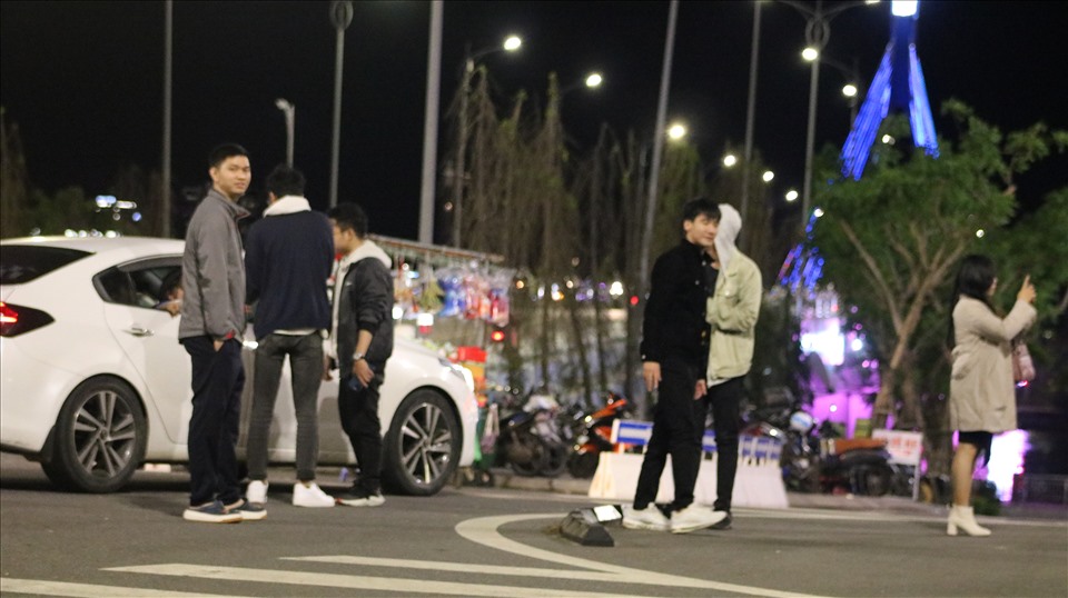 Người dân vô tư đỗ xe trên cầu để chụp ảnh bất chấp việc vi phạm luật giao thông. Ảnh Đ.D