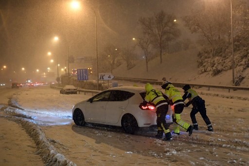 Xe cộ mắc kẹt trong băng tuyết, nhiều tuyến đường bị tê liệt trong trận bão tuyết kỷ lục  ở Tây Ban Nha. Ảnh: AFP