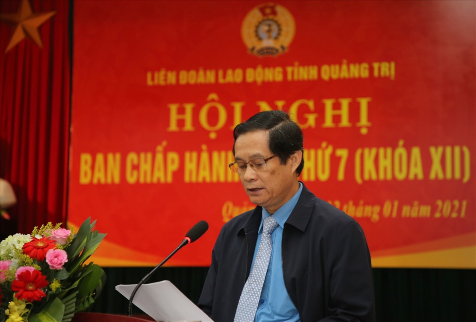 Ông Nguyễn Đăng Bảo - Phó Chủ tịch Thường trực LĐLĐ tỉnh Quảng Trị đọc báo cáo tại hội nghị. Ảnh: Hưng Thơ.
