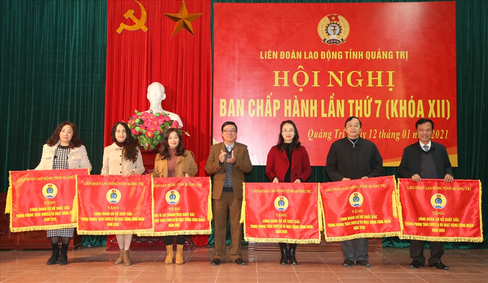 Các đơn vị Công đoàn cơ sở xuất sắc được LĐLĐ tỉnh Quảng Trị tặng cờ thi đua. Ảnh: Hưng Thơ.
