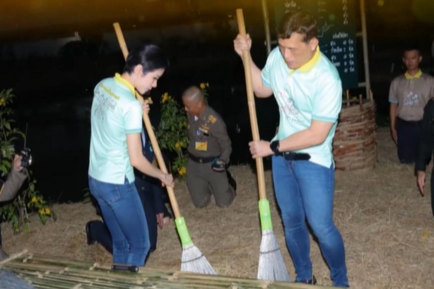 Nhà vua Thái Lan Maha Vajiralongkorn cùng Hoàng quý phi Sineenat Wongvajirapakdi cùng nhau dọn dẹp nhà tù trong một bộ phim tài liệu phát sóng trên truyền hình. Ảnh chụp màn hình PBS Thai.