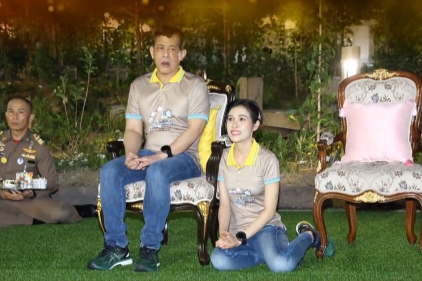 Nhà vua Thái Lan Maha Vajiralongkorn cùng Hoàng quý phi Sineenat Wongvajirapakdi cùng nhau dọn dẹp nhà tù trong một bộ phim tài liệu phát sóng trên truyền hình. Ảnh chụp màn hình PBS Thai.