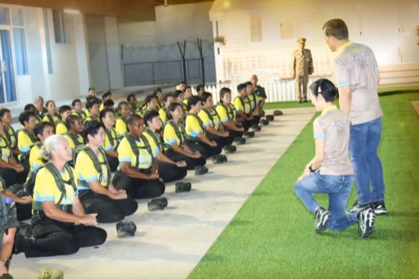 Nhà vua Thái Lan Maha Vajiralongkorn cùng Hoàng quý phi Sineenat Wongvajirapakdi cùng nhau dọn dẹp nhà tù trong một bộ phim tài liệu phát sóng trên truyền hình. Ảnh chụp màn hình PBS Thai.