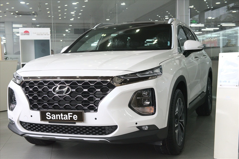 Doanh số bán Hyundai SantaFe đạt 1.963 xe, tăng 460 xe so với tháng 11.2020. SantaFe là mẫu xe Hyundai thứ 3 góp mặt trong Top 10 ô tô bán chạy nhất Việt Nam tháng 12.2020.