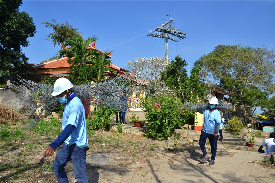 Tháo dỡ hàng rào B40 mà các đương sự rào chắn trụ cáo treo trái phép. Ảnh: Lục Tùng