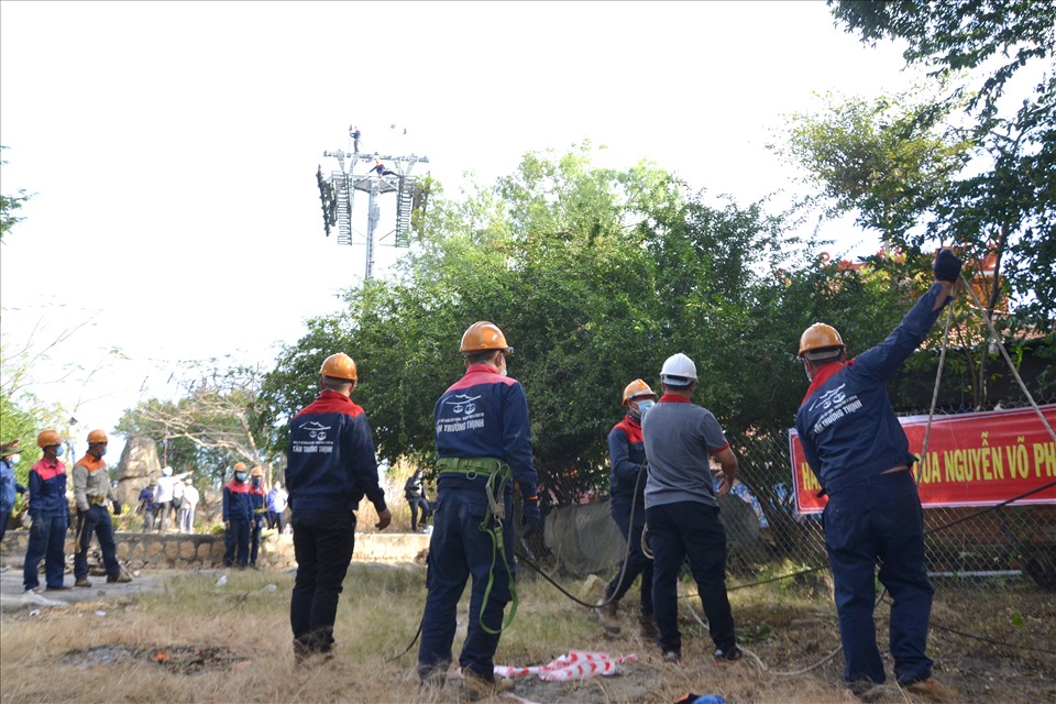 Ngay sau khi tháo dỡ rào trái phép, đơn vị thi công cáp treo Núi Sam. Ảnh: Lục Tùng