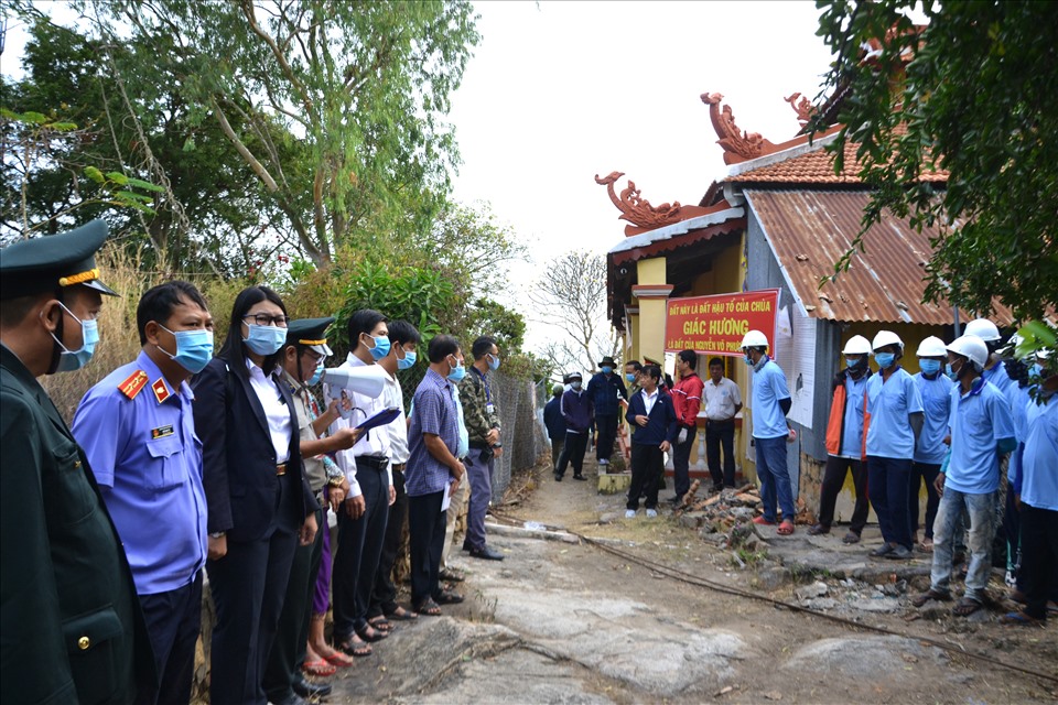 Chi cục Thi hành án dân sự TP. Châu Đốc công bố quyết định thi hành án chủ động. Ảnh: Lục Tùng