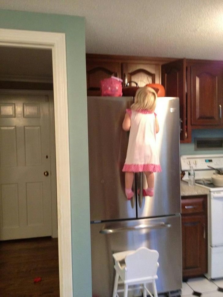 “Đây là cách mà đứa con 3 tuổi của tôi nỗ lực tìm cây kẹo ưa thích trên nóc tủ lạnh“.