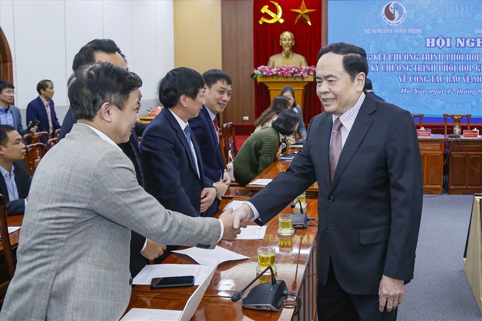 Ông Trần Thanh Mẫn bắt tay các đại biểu tham dự hội nghị.