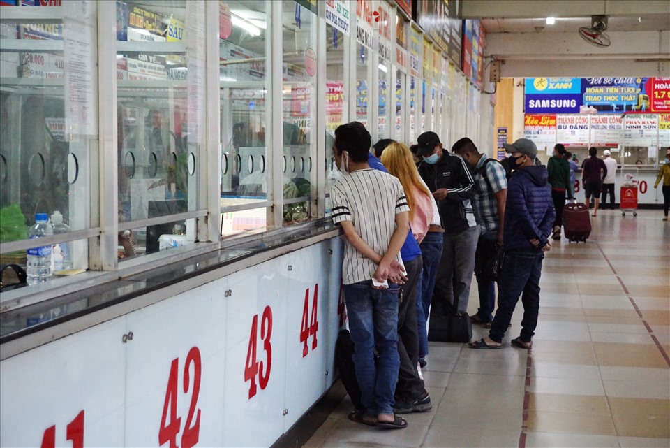 Hành khách tập trung mua vé tại các quầy bán của các hãng xe thương hiệu.  Ảnh: Minh Quân