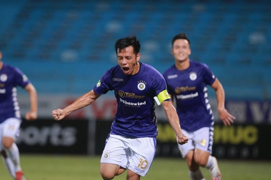 Phong độ xuất sắc cùng Hà Nội tại V.League 2020 cũng như Cúp Quốc gia giúp Văn Quyết đoạt Quả bóng vàng Việt Nam 2020. Ảnh: Thanh Xuân.