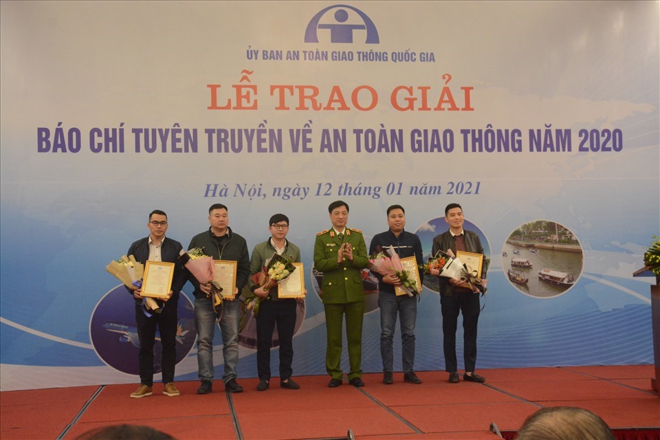 Thứ trưởng Bộ Công an Nguyễn Duy Ngọc trao giải Nhì báo chí tuyên truyền về ATGT năm 2020. Ảnh QH