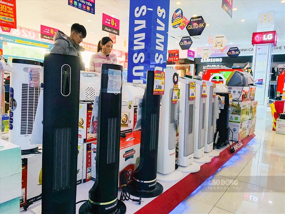 Trong khi đó, ông Nguyễn Tiến Huân (Quản lý siêu thị Media Mart - Cầu Giấy - Hà Nội) cho biết, từ đầu đợt rét đến nay, mỗi ngày MediaMart bán ra hàng chục nghìn sản phẩm đèn sưởi các loại.