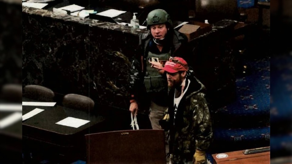 Larry Rendell Brock (trái) trong bức ảnh chụp bên trong Điện Capitol. Ảnh: Bộ Tư pháp Mỹ