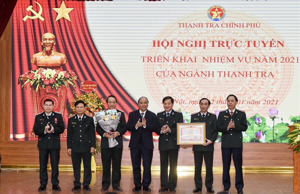 Thủ tướng tặng Bằng khen cho tập thể Thanh tra Chính phủ. Ảnh VGP/Quang Hiếu