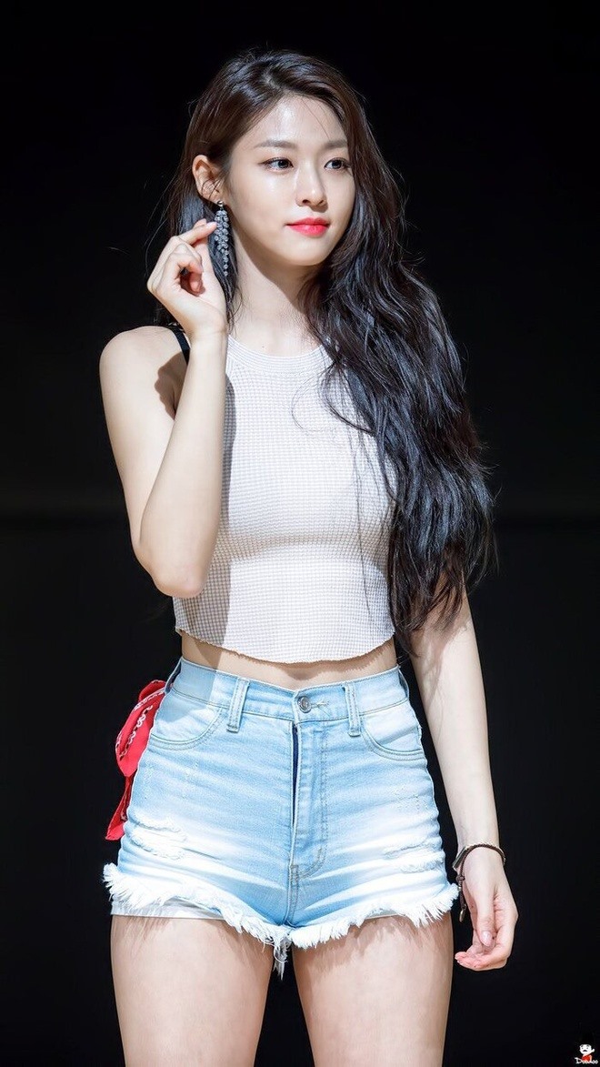 Seolhyun sinh năm 1995. Cô được biết đến với tư cách là thành viên nhóm AOA. Nhờ sở hữu nhan sắc xinh đẹp, vóc dáng gợi cảm, cô được mệnh danh là “nữ thần K-pop”. Ảnh: Instagram.