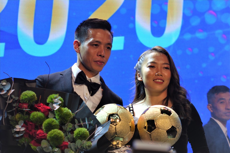 Ở hạng mục của nữ, Huỳnh Như có lần thứ 3 đoạt Quả bóng vàng với 497 điểm. Trước đó, cô đã có 2 lần được vinh danh vào các năm 2016 và 2019. Văn Quyết, Huỳnh Như vui vẻ chụp hình chung sau lễ trao giải.