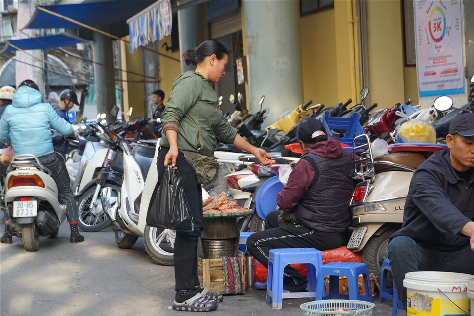 Chị N.T.C (phường Đồng Xuân, quận Hoàn Kiếm), chủ một tiệm kinh doanh đồ ăn cho hay: “Biết việc sử dụng than tổ ong là độc hại, nhưng do chi phí bỏ ra thấp, mỗi ngày cửa hàng của tôi chỉ dùng dưới 10 nghìn đồng tiền mua than tổ ong phục vụ chế biến thực phẩm nên tôi vẫn dùng. Giờ nếu thay thế bằng bếp điện, bếp gas chi phí sẽ đội lên 600.000 đến 700.000 đồng/tháng, gấp đôi so với bếp than”.