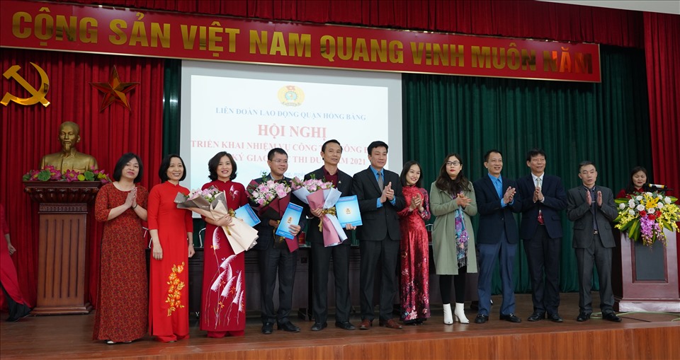 LĐLĐ quận Hồng Bàng trao quyết định thành lập 3 khối thi đua. Ảnh MD