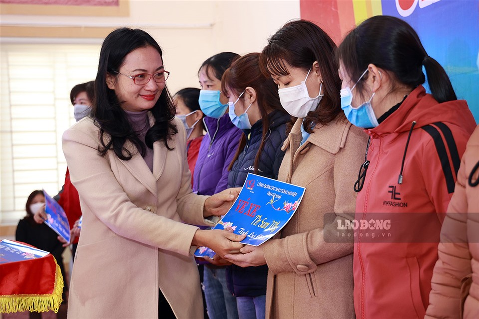 Công nhân lao động xa quê nhận vé xe do LĐLĐ tỉnh Hà Nam tặng. Ảnh: Hải Nguyễn
