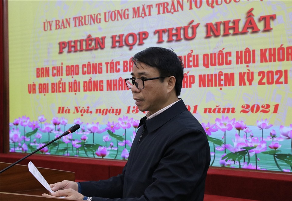 Ông Nguyễn Quang Minh báo cáo tại phiên họp thứ nhất.