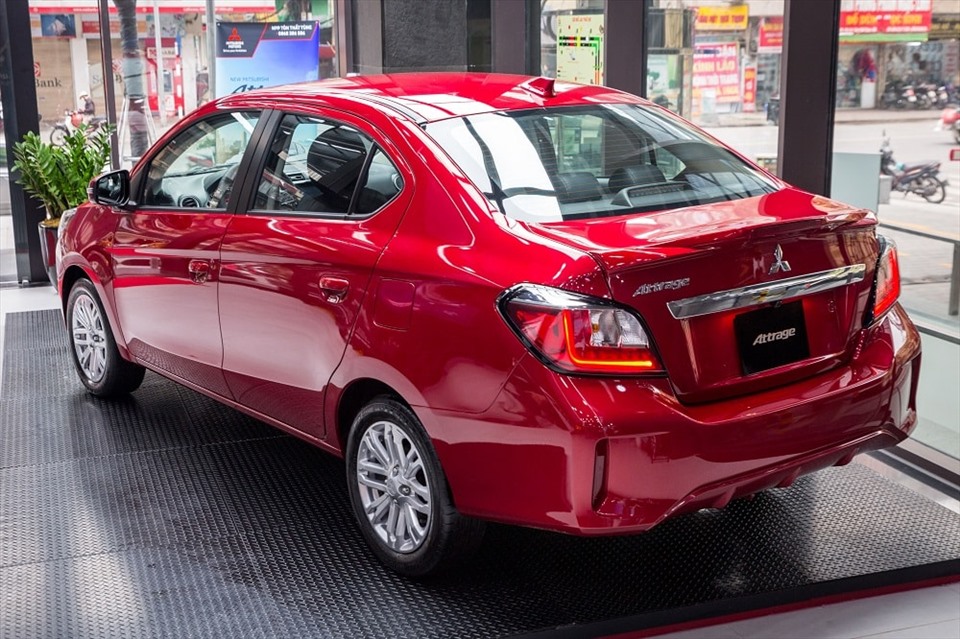 Với tài chính dưới 500 triệu đồng, người mua có thể lựa chọn phiên bản Mitsubishi Attrage MT, được trang bị động cơ xăng 1.2L và hộp số sàn 5 cấp. Xe được nhập khẩu từ Thái Lan và có mức giá niêm yết 375 triệu đồng và đồng thời giá lăn bánh 442 triệu đồng.