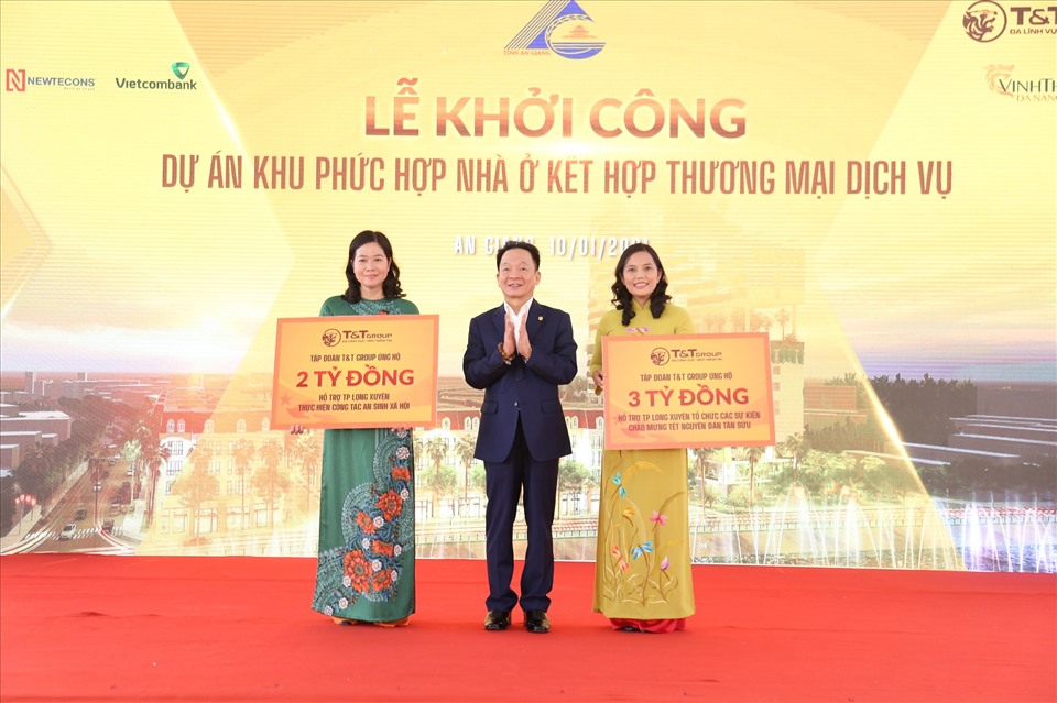 Ông Đỗ Quang Hiển, đại diện Tập đoàn T&T Group trao 5 tỷ đồng ủng hộ thành phố Long Xuyên thực hiện công tác an sinh xã hội và tổ chức các sự kiện chào mừng Tết nguyên đán Tân Sửu trên địa bàn thành phố. Nguồn: T&T