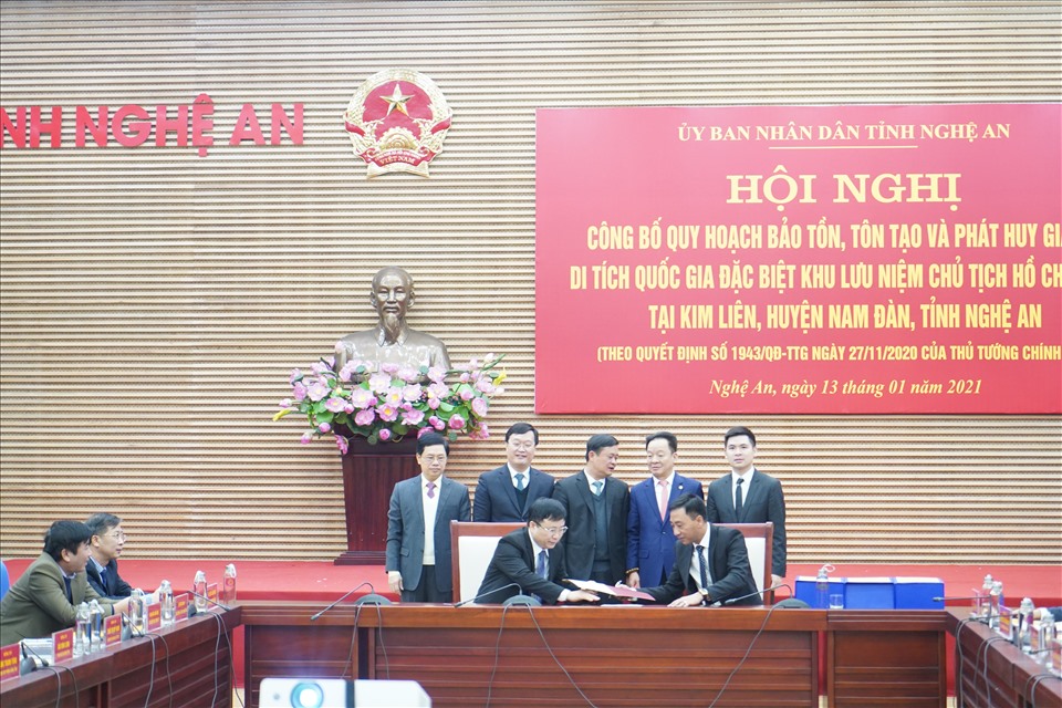 Lễ ký kết bàn giao quy hoạch giữa đơn vị tài trợ là T&T Group và UBND tỉnh Nghệ An. Ảnh: QĐ