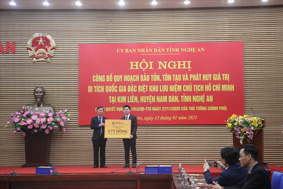 Tập đoàn T&T Group – nhà tài trợ quy hoạch khu di tích quốc gia đặc biệt Kim Liên đã tài trợ 3 tỉ đồng cho quỹ vì người nghèo tỉnh Nghệ An. Ảnh: QĐ