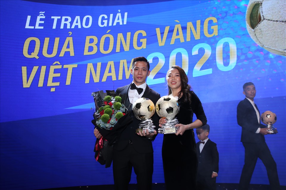 Huỳnh Như cùng Quả Bóng Vàng nam Nguyễn Văn Quyết. Ảnh: BTC