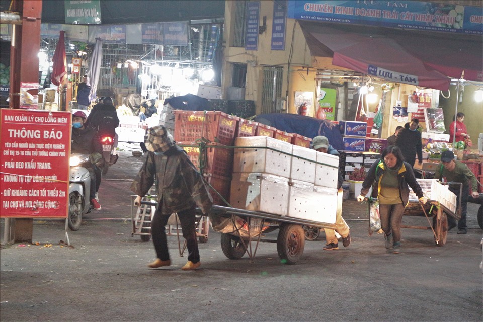 Màn đêm buông xuống, những người cửu vạn tất bật chen chân vào cuộc mưu sinh tại khu chợ Long Biên (Q.Ba Đình, Hà Nội)