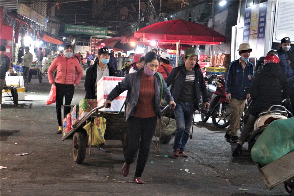 Những người phụ nữ cõng việc giữa đêm đông giá rét