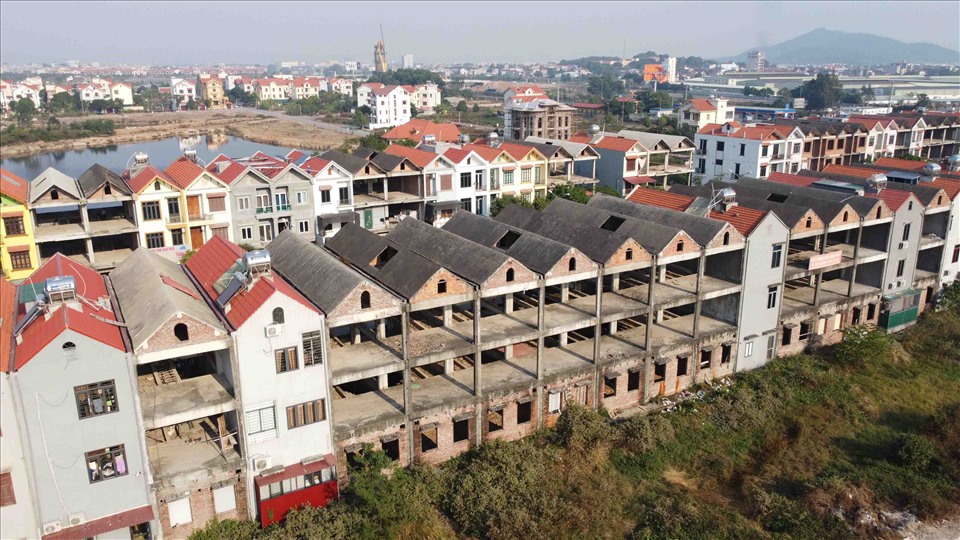 Những căn nhà bỏ hoang tại khu đô thị Nam Võ Cường (TP. Bắc Ninh). Ảnh: Đoàn Bổng.