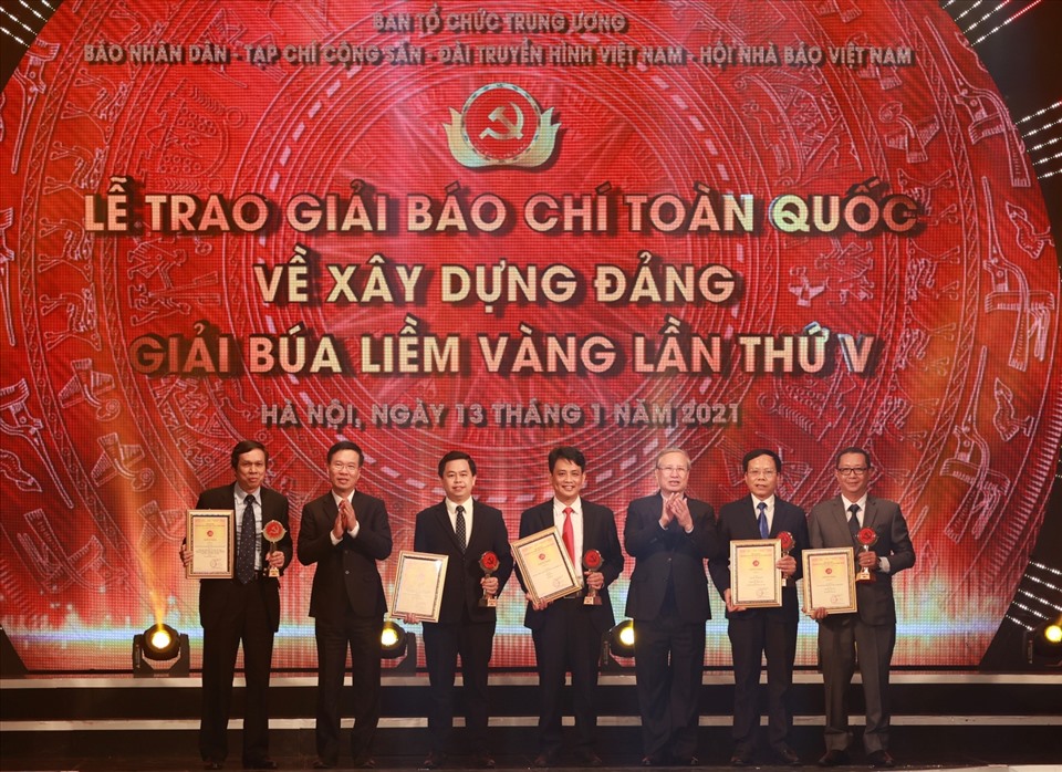 Ông Trần Quốc Vượng, ông Võ Văn Thưởng trao giải A cho các tác giả đạt giải.