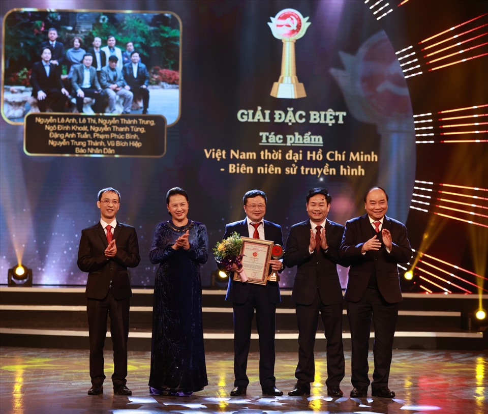 Thủ tướng Chính phủ Nguyễn Xuân Phúc và Chủ tịch Quốc hội Nguyễn Thị Kim Ngân trao giải Đặc biệt cho các tác giả đạt giải.
