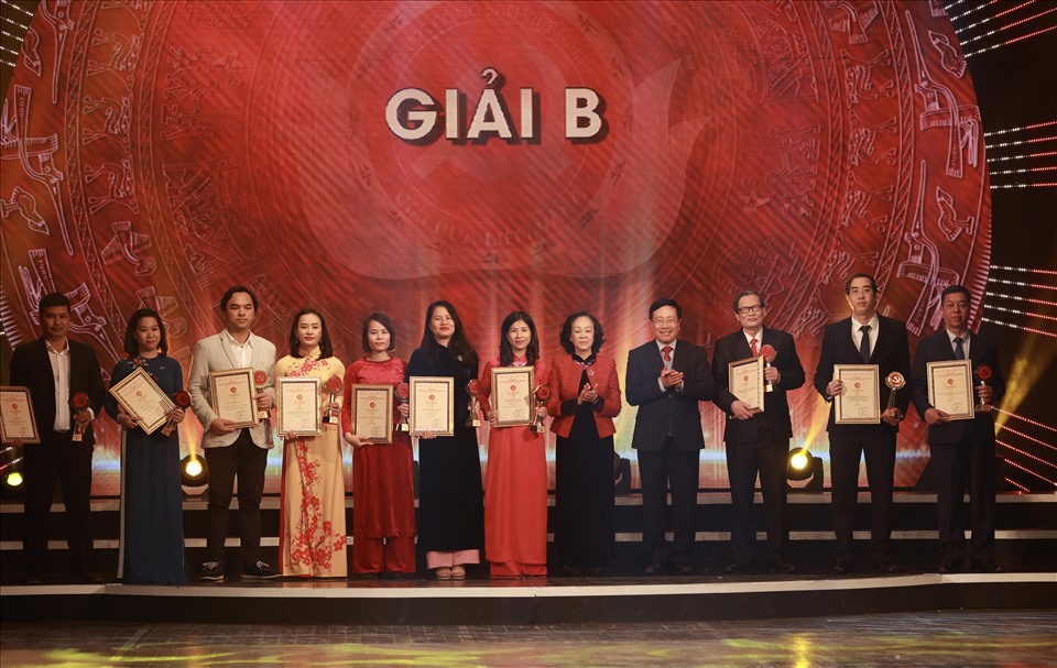 Bà Trương Thị Mai và ông Phạm Bình Minh trao giải cho nhóm tác giả đạt giải B.