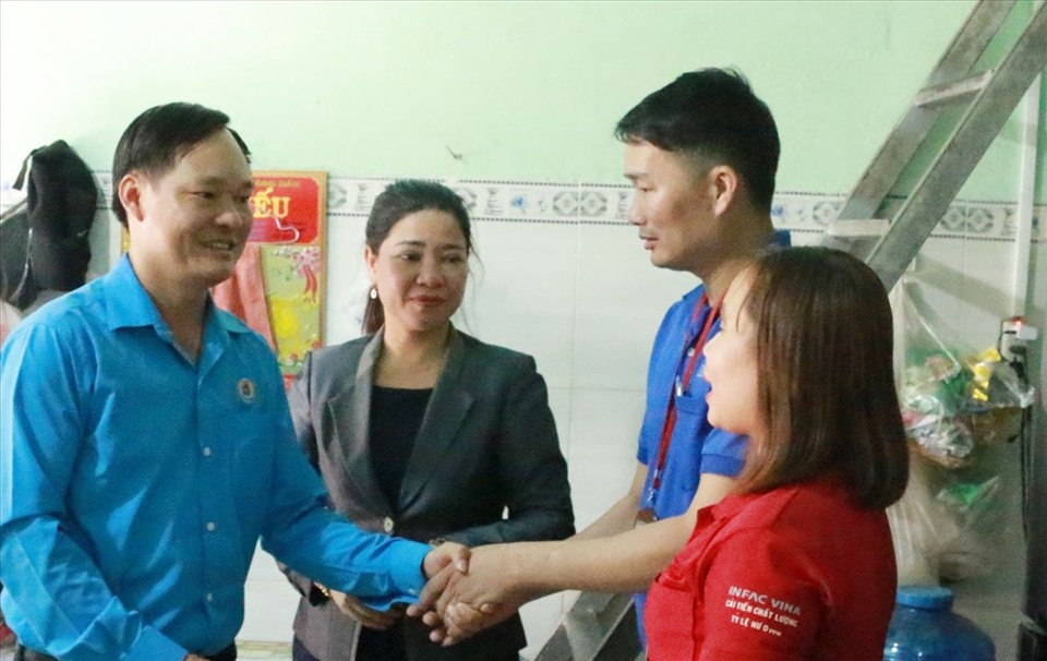 Liên đoàn Lao động tỉnh Bình Phước thăm và tặng quà cho người lao động khó khăn ở nhà trọ. Ảnh: Văn Sơn
